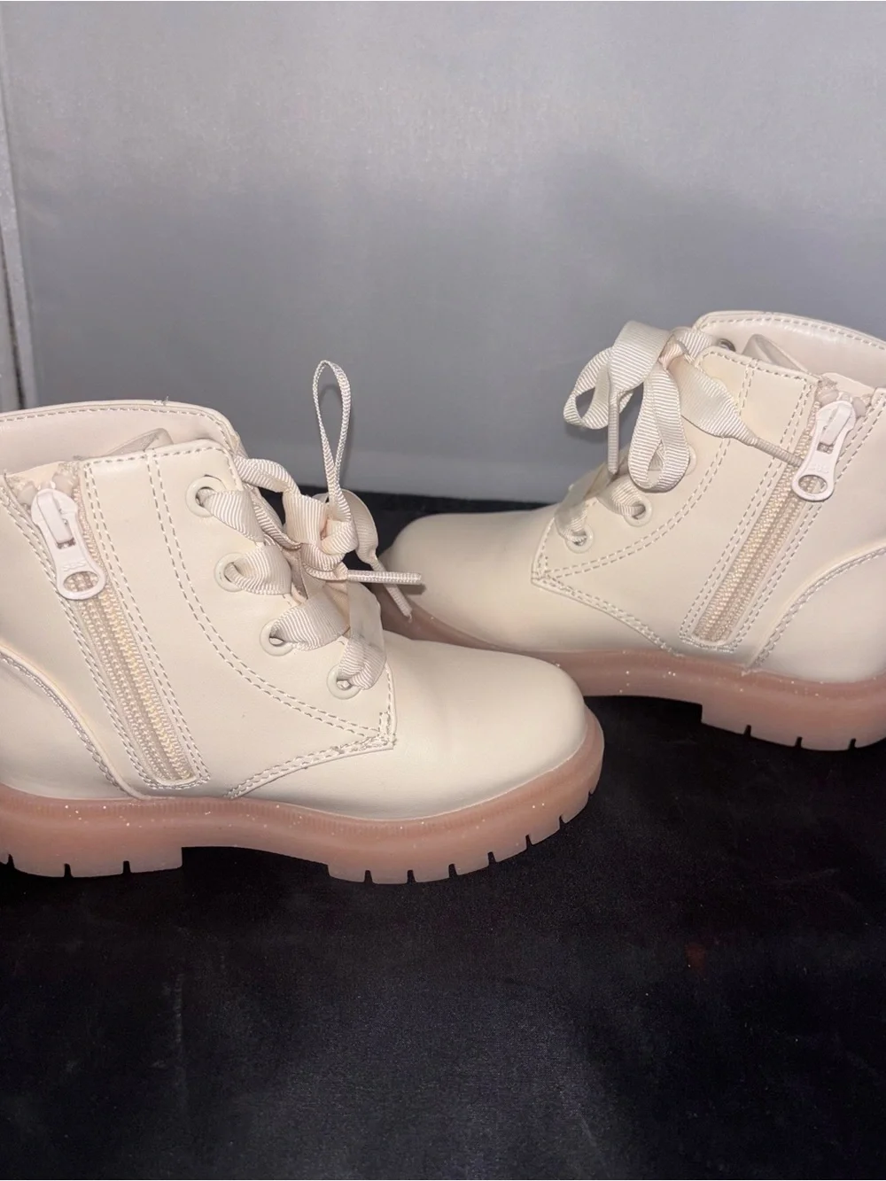 Cat &‎ Jack Toddler Girls Cream Combat Boots Glitter Sole Size 9T